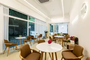 화이트톤 모던 카페 LEV 인테리어